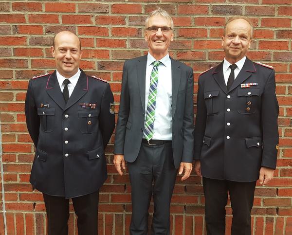 v.l. Wehrf&uuml;hrer Nico Hintz, B&uuml;rgermeister Dirk Petersen, Wehrf&uuml;hrer a.D. Dirk Sacher