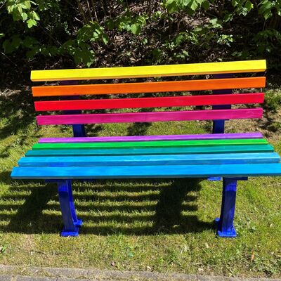 Die fertige Regenbogenbank