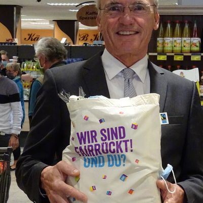 B�rgermeister Dirk Petersen mit dem Fairtrade-B�ddel